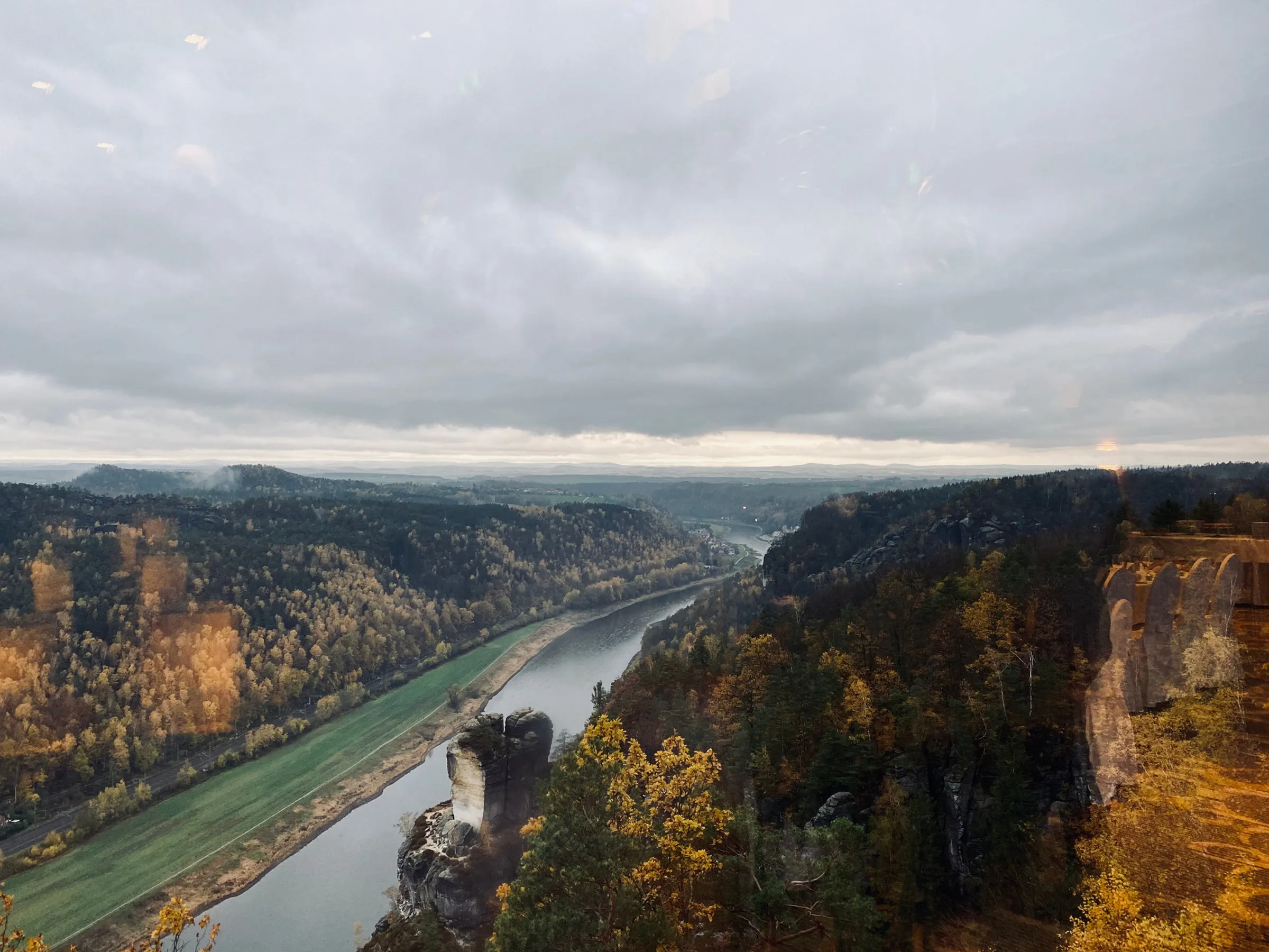 Ausblick aus dem Panoramarestaurant Bastei ins Elbtal