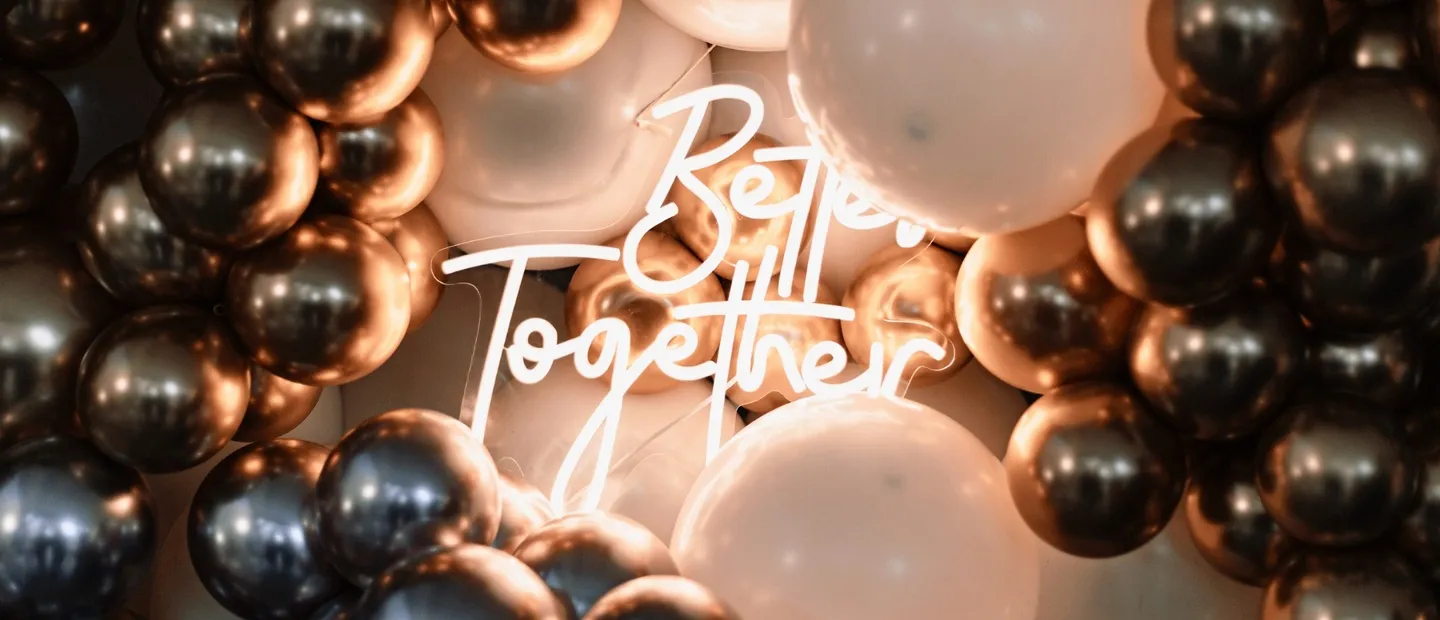 Ballonwand in Kupfer und Weiß mit Neonschriftzug Better Together