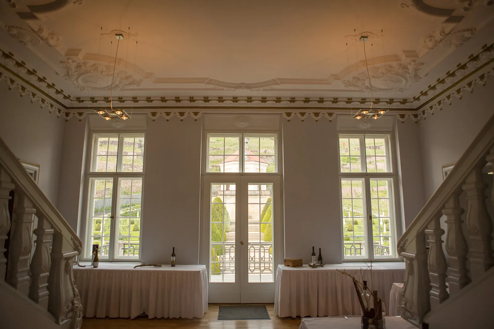 Blick richtung ausgang und zum belevere vom Schloss Wackerbarth