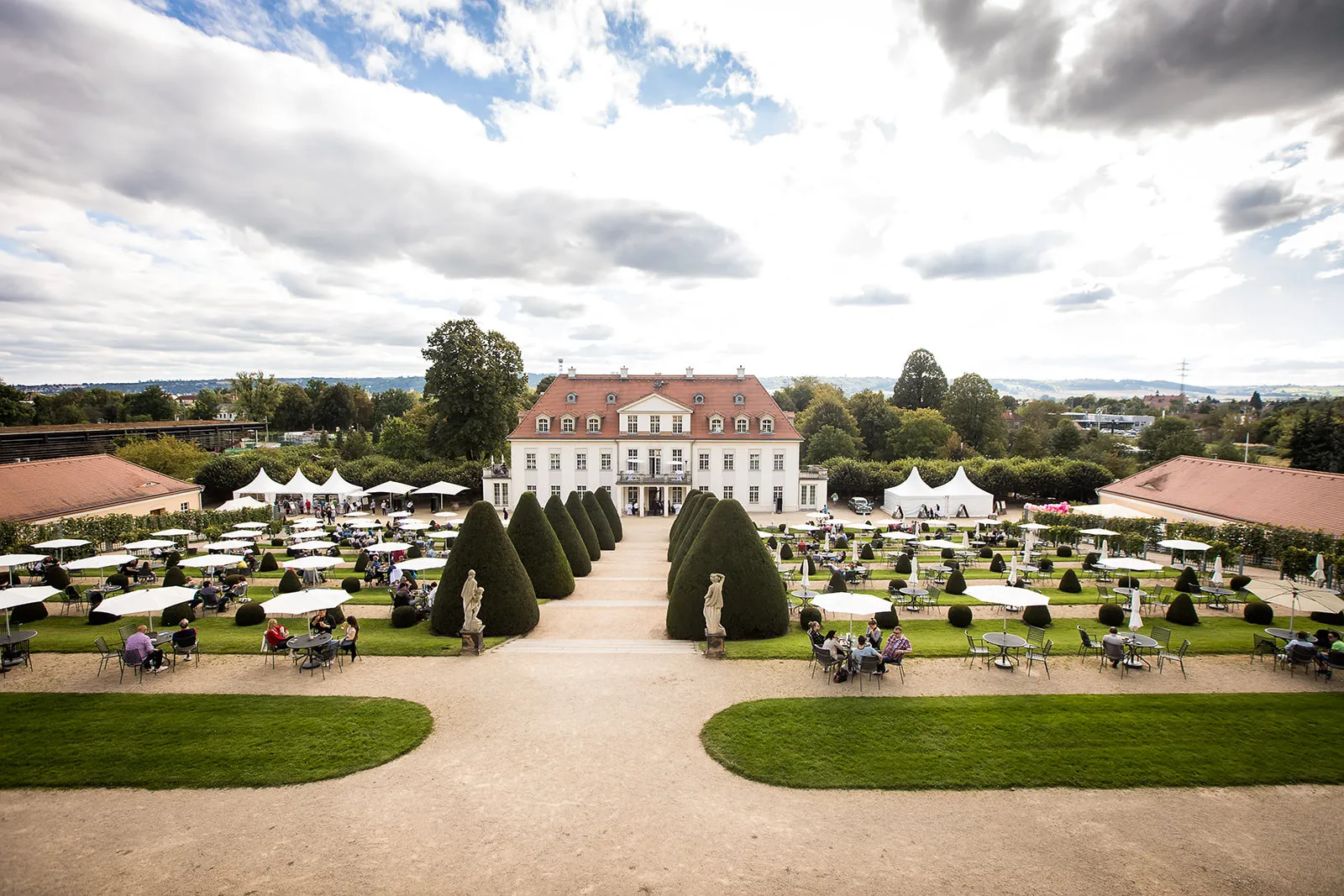 Blick vom Belvedere über den Schlosshof vom Schloss Wackerbarth