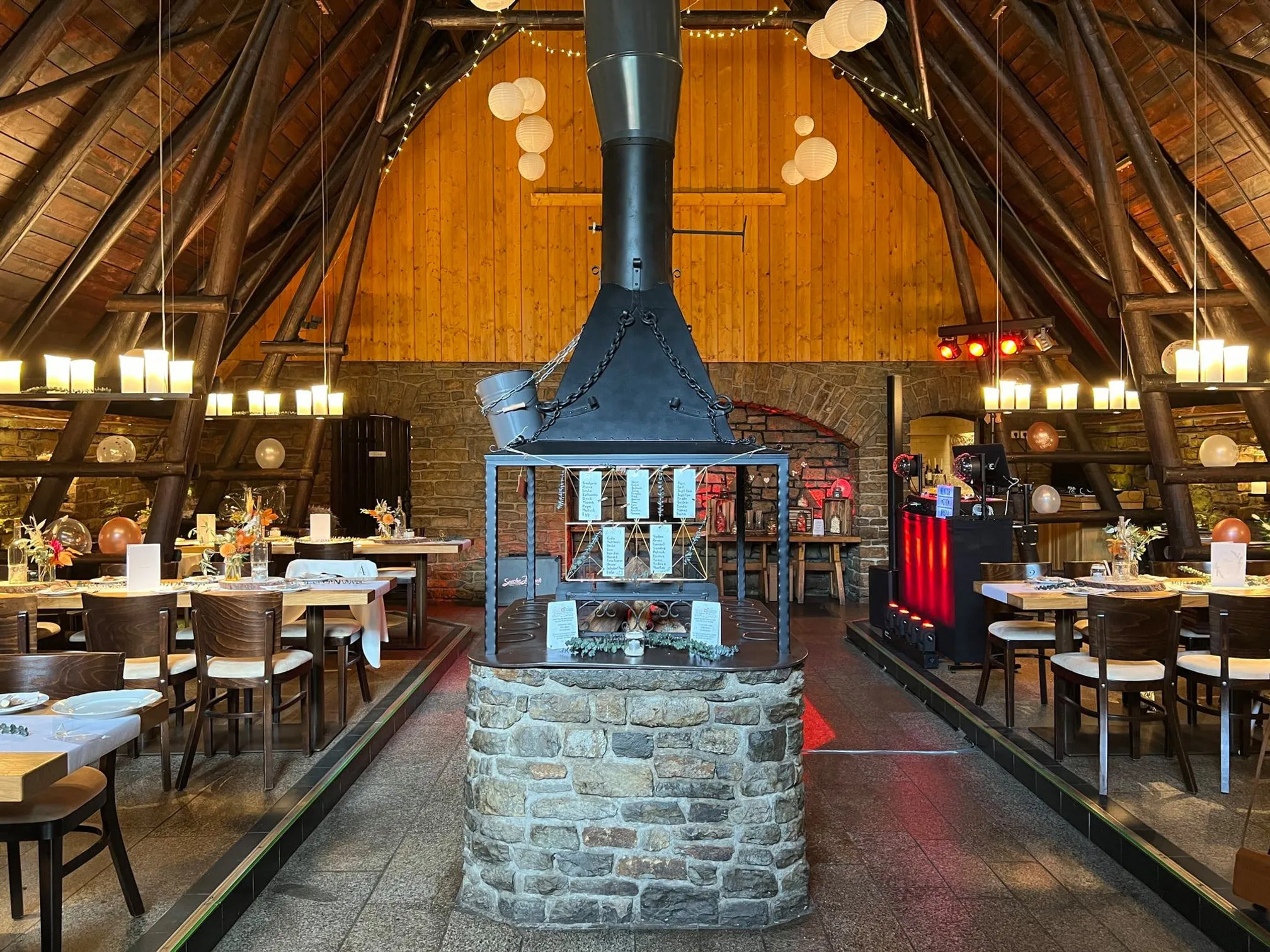 Blick vom Eingangsbereich in die Hochzeitlocation Räuberhütte Moritzburg
