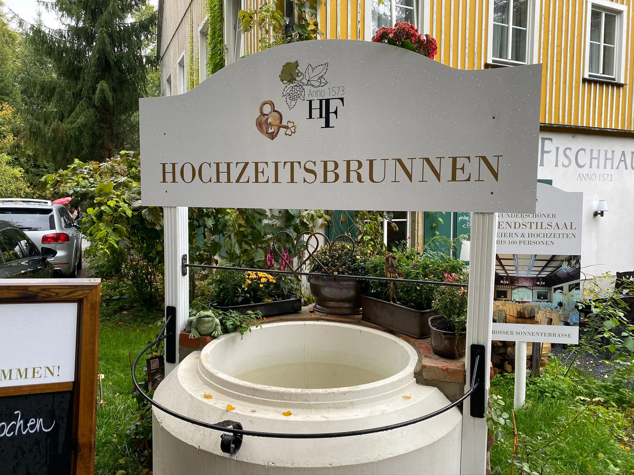 Brunnen mit Blumen und Herzdekoration im Eingangsbereich