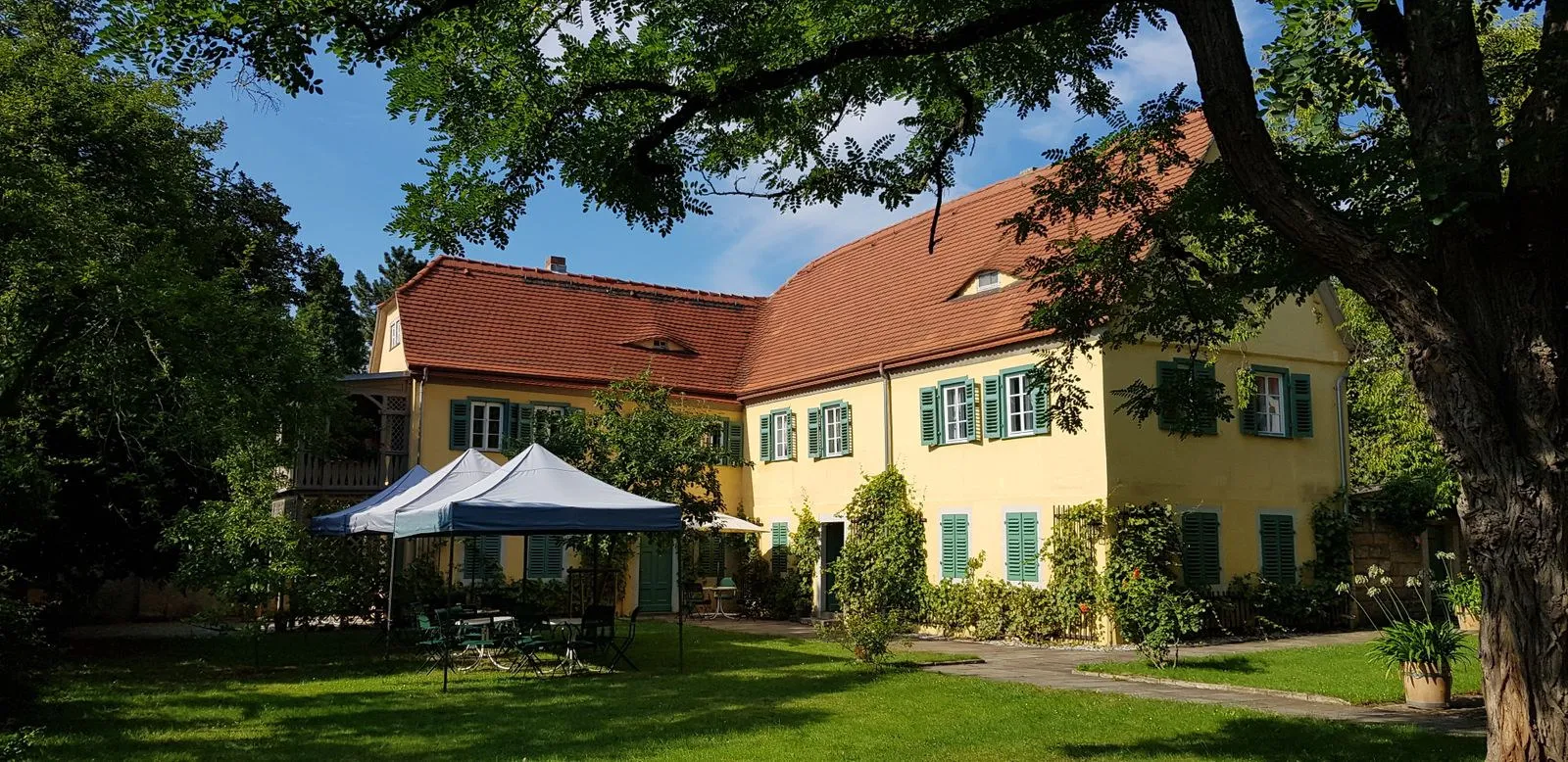 Carl-Maria-von-Weber-Museum in Hosterwitz mit Garten und grünen Fensterläden