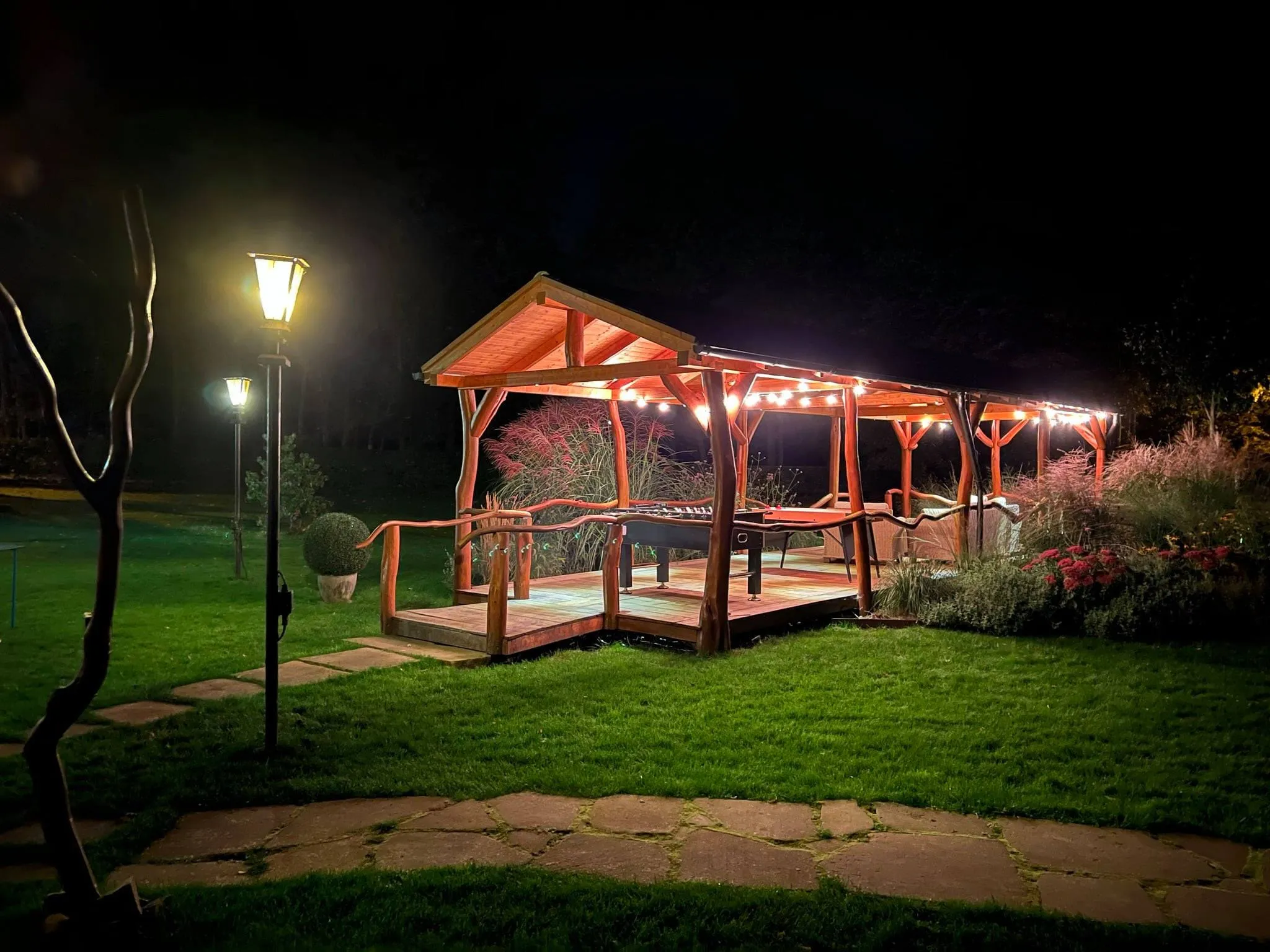 Der Außenbereich der Hochzeitslocation Moritzburg bei Nacht