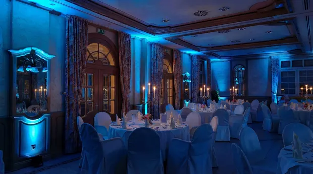 Derselbe Saal mit Ambientelicht in Blau
