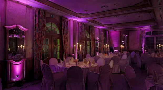 Derselbe Saal mit Ambientelicht in Magenta