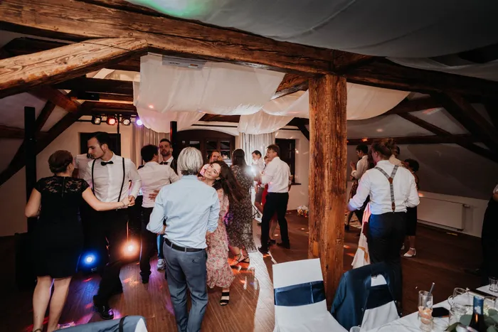 DJ Kosten für Hochzeiten bei einer 8 Stunden Veranstaltung