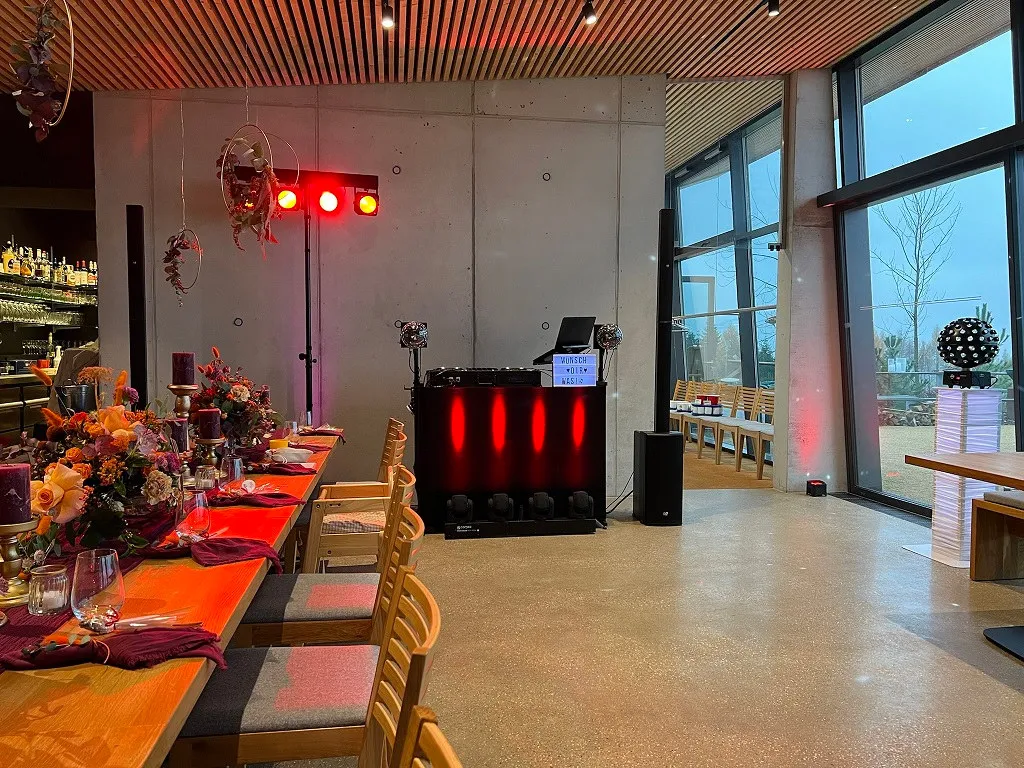 DJ-Pult mit rot beleuchteter Front im Saal des Bieleboh