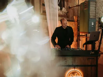 DJ Sascha Juranek beim Auflegen in einer Location in chemnitz