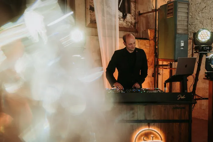 DJ Sascha Juranek beim Auflegen in einer Eventlocation