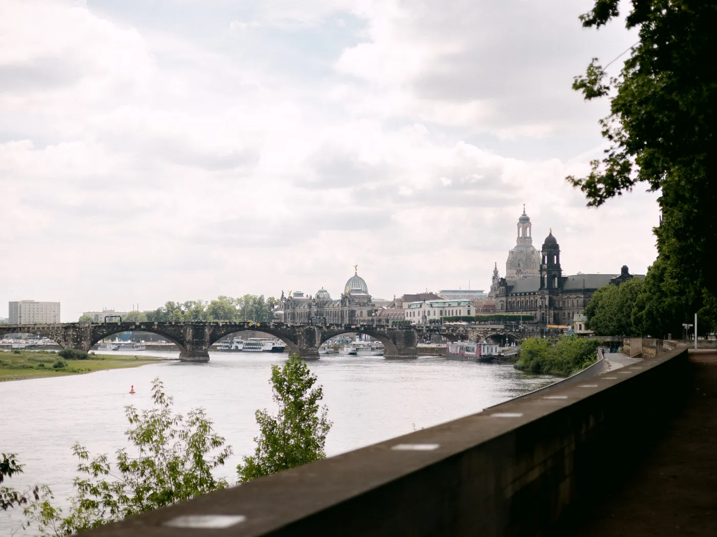 Blick über die Elbe auf die Dresdner Altstadt mit Frauenkirche und Hofkirche