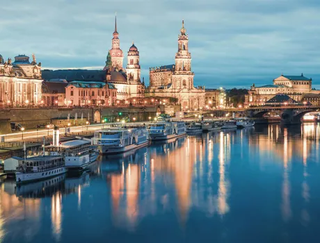 Dresdner Altstadt mit Elbdampfern am Ufer in der Abenddämmerung