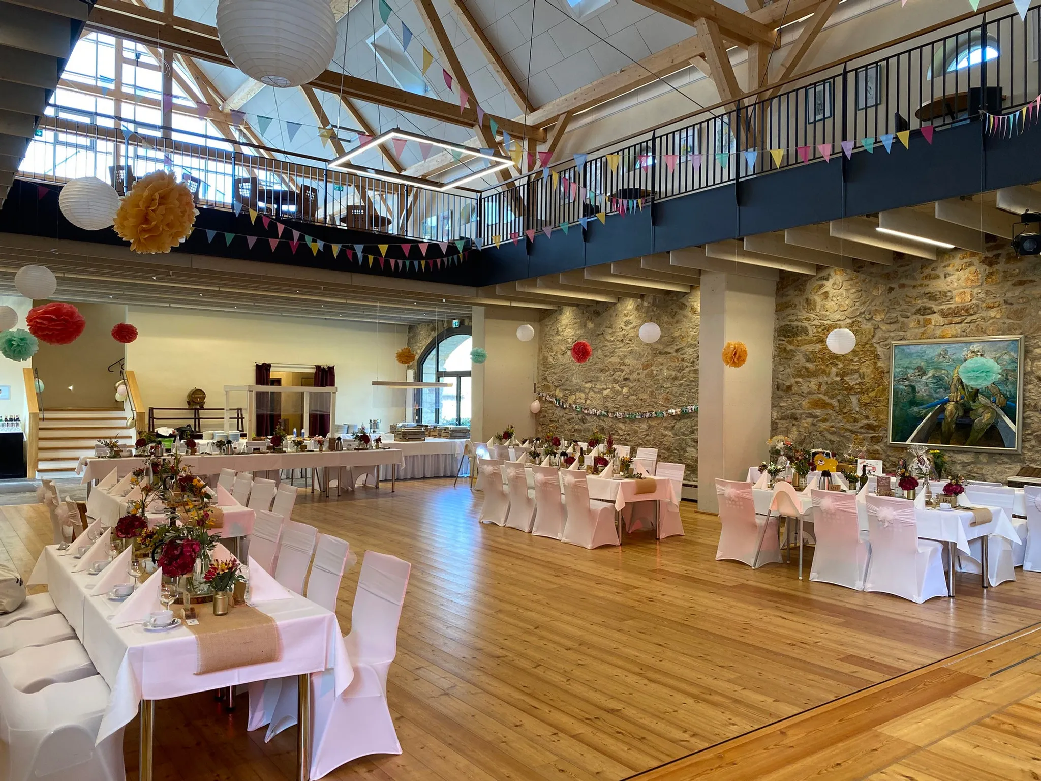 Eventscheune mit Hochzeitsdekoration im Rittergut Limbach