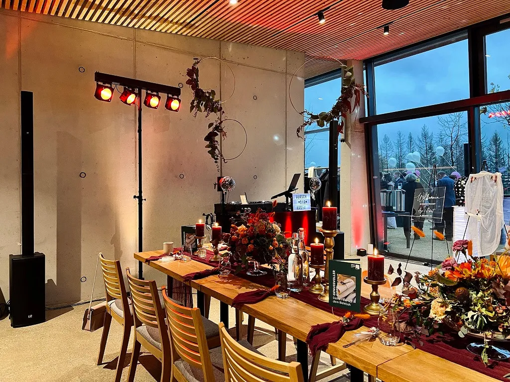 Festlich gedeckte Tafel bei Abendstimmung mit vielen Kerzen