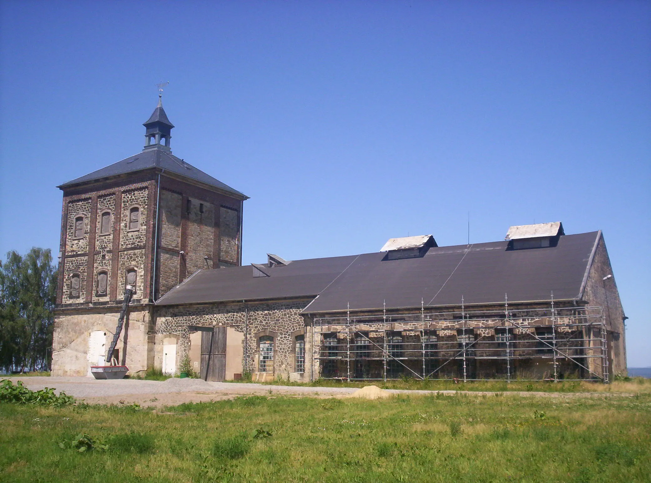 Förderturm und eingerüstete Maschinenhalle des Marienschachts vor der Restaurierung