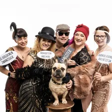 Fotobox aus Dresden mit 20er Jahre Requisiten