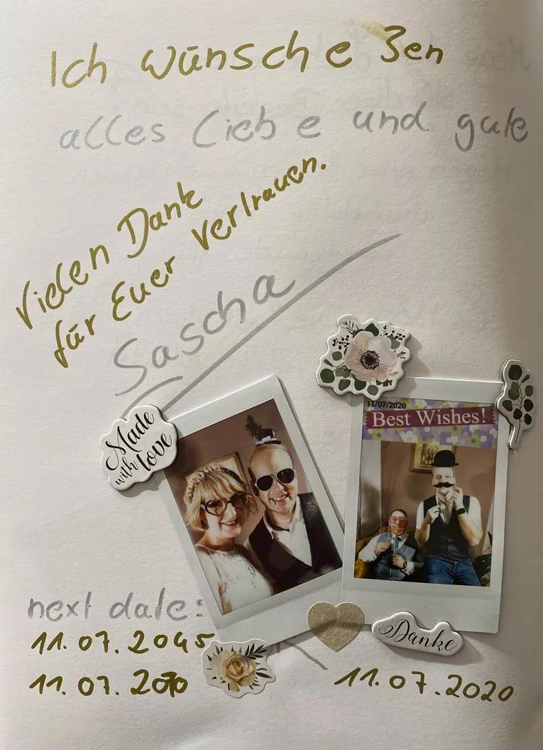 Gästebuchseite mit handschriftlichem Gruß und zwei Polaroidfotos