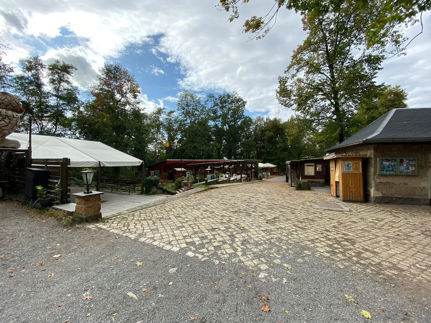 Gepflasterter Hof mit Kassenhäuschen und überdachtem Sitzbereich