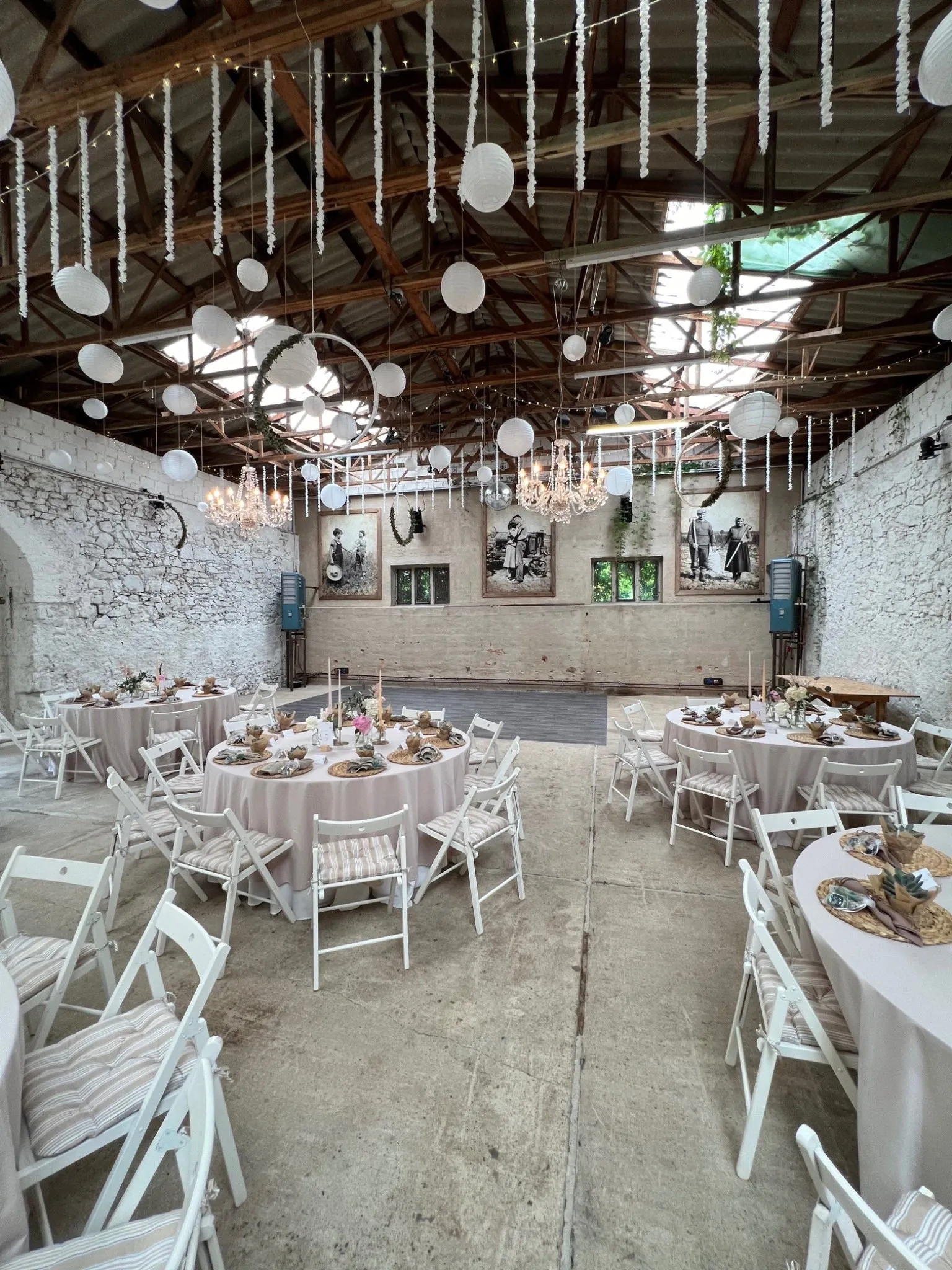 Göhrischgut Eventscheune mit Dekoration für eine Hochzeit