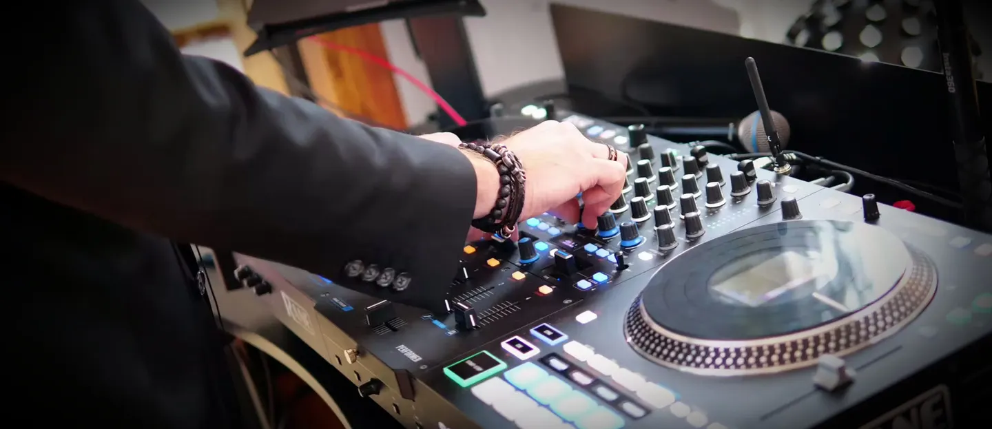 Hand am DJ-Mixer während eines Firmenevents