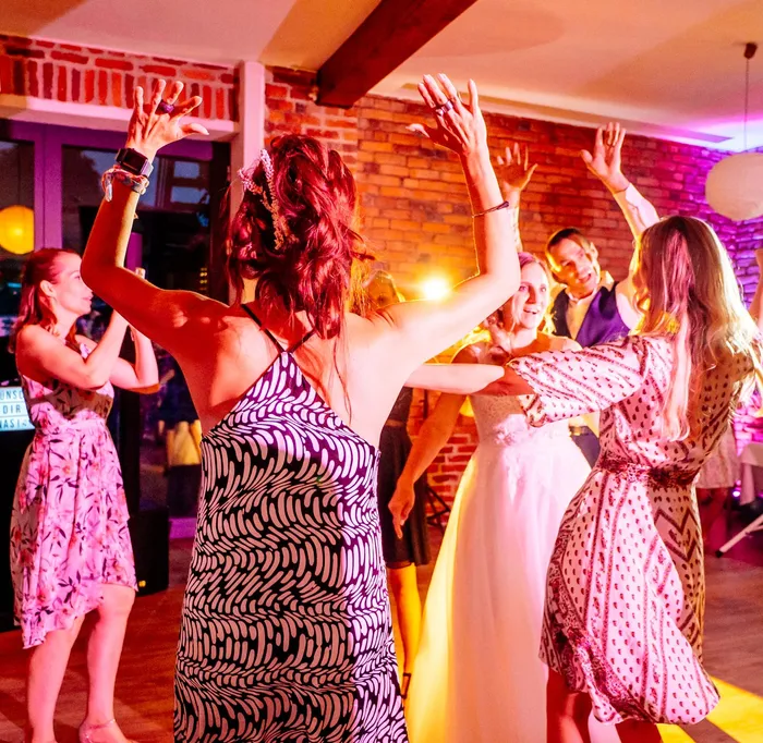 Hochzeit mit DJ aus Dresden und feiernden Hochzeitsgästen und Brautpaar mit DJ Sascha Juranek