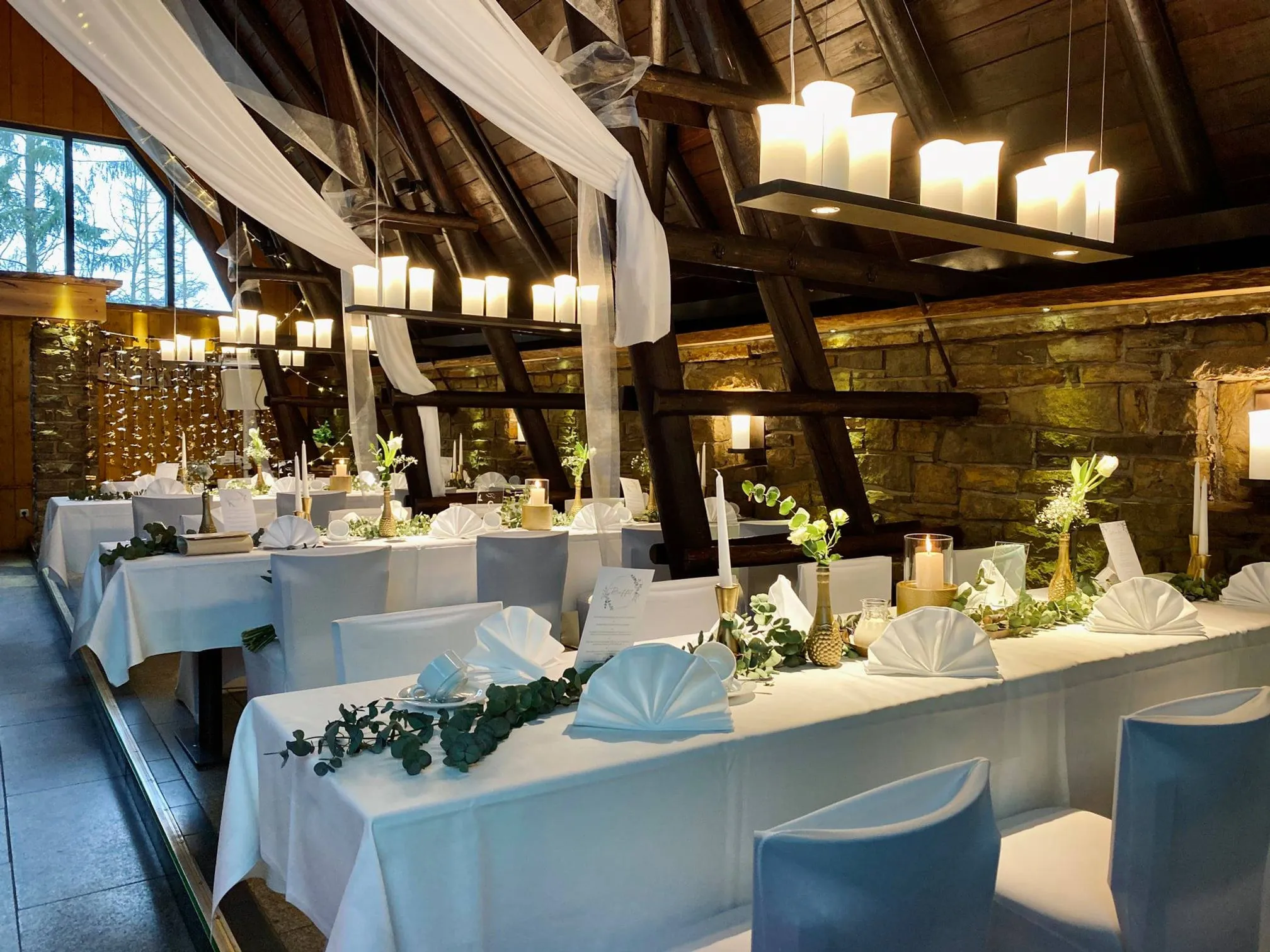 Hochzeitliche Dekoration in der Räuberhütte Moritzburg