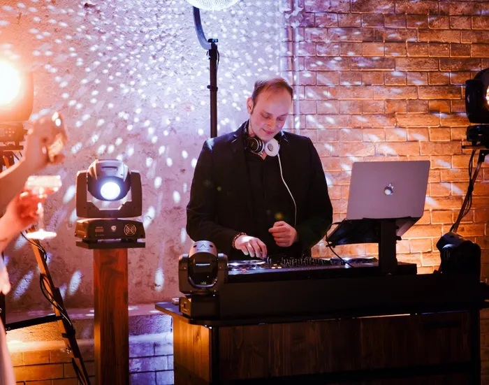 Hochzeits DJ aus Dresden Sascha Juranek beim mixing als DJ