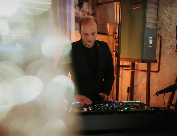 Hochzeits DJ Sascha Juranek beim Mixen von Liedern