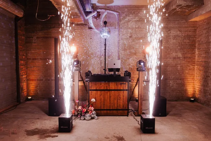 Hochzeits DJ Technik aus Holz mit Effektfeuerwerk