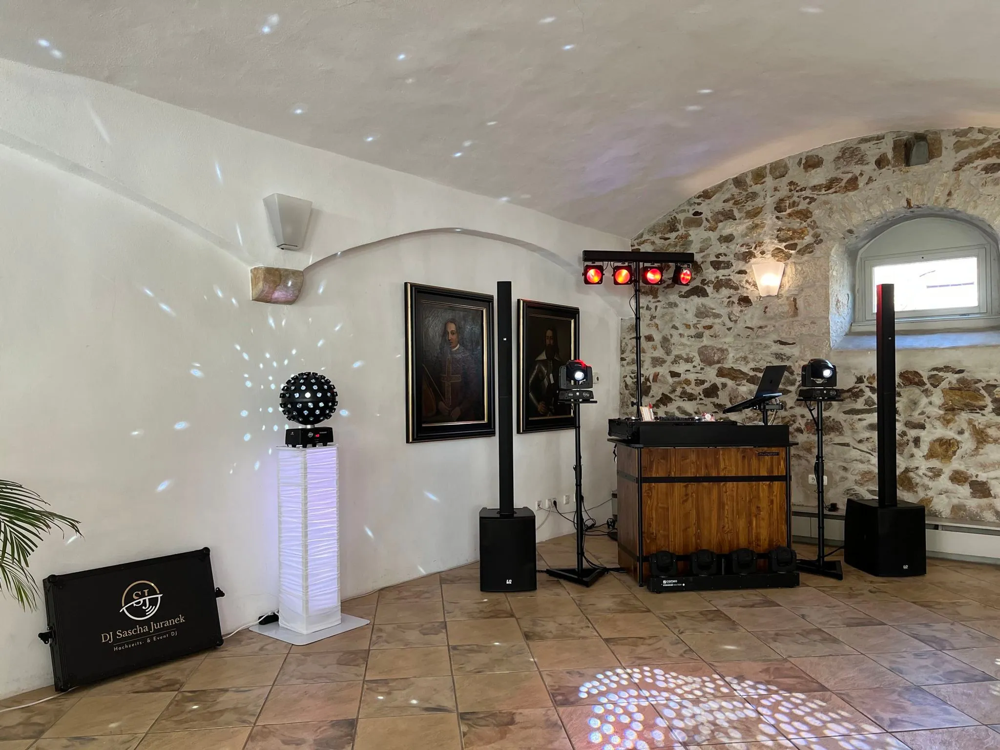 Hölzernes DJ-Pult vor Natursteinwand im Rittergut Limbach