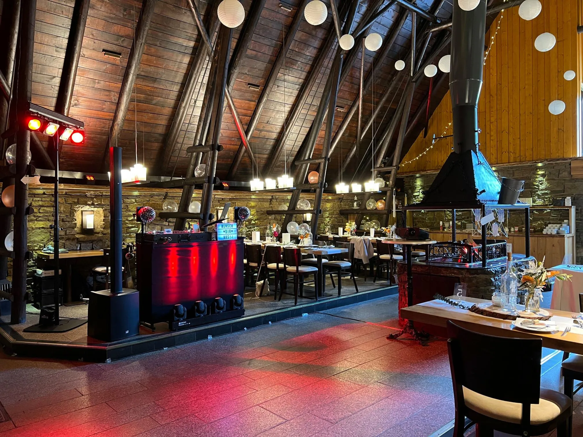 Innenbereich der Räuberhütte Moritzburg mit DJ Technik von Sascha Juranek