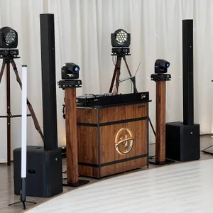 Komplettes DJ-Equipment mit Pult, Moving-Heads, Säulenlautsprechern und Lichterball