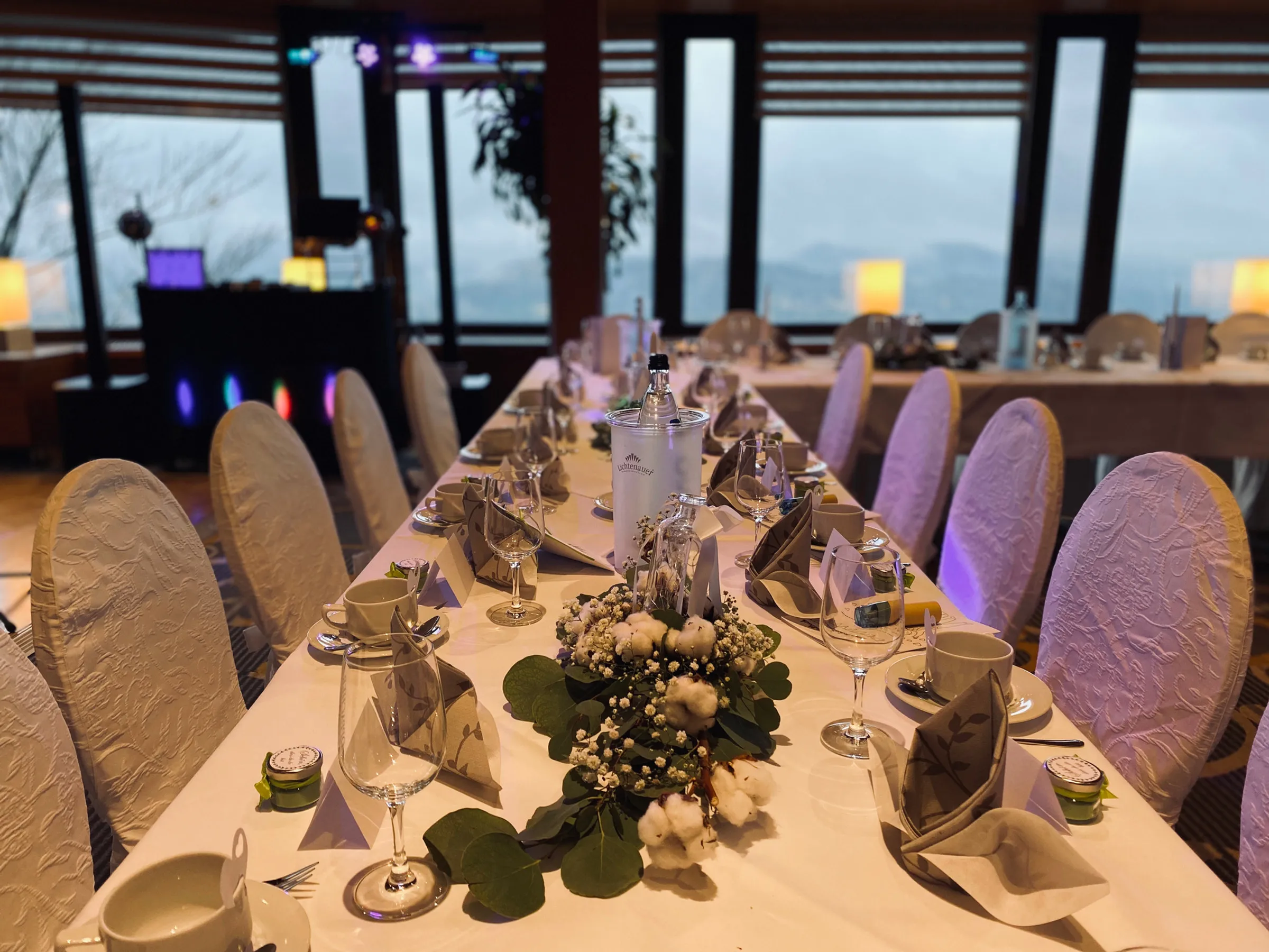Lange Hochzeitstafel mit Stuhlhussen vor den Panoramafenstern