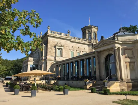 Lingnerschloss Dresden mit Terrasse, Tischen und Sonnenschirm bei Sonnenschein