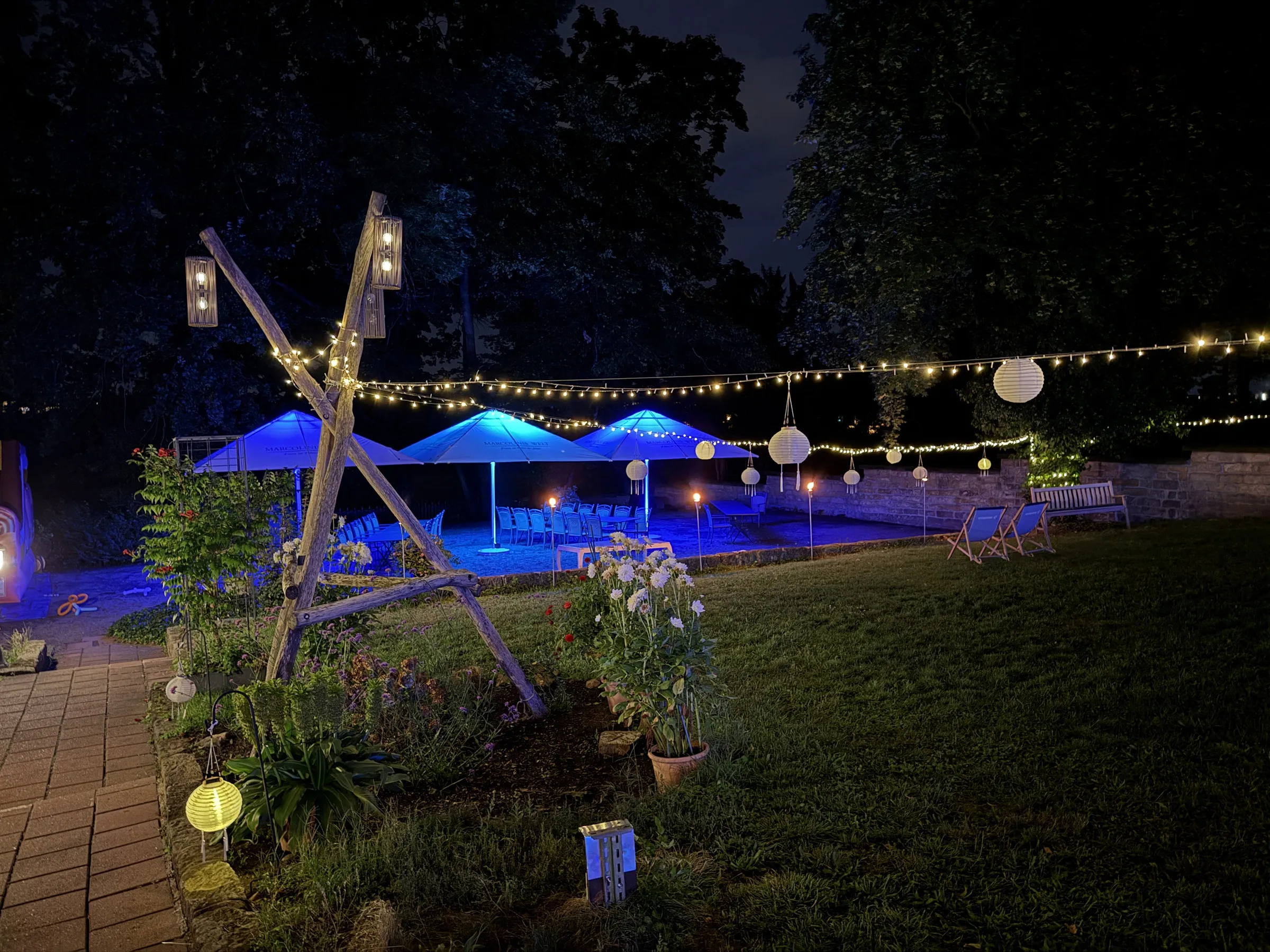 Marcolinis Welt mit Ambinetelicht im Dunkeln