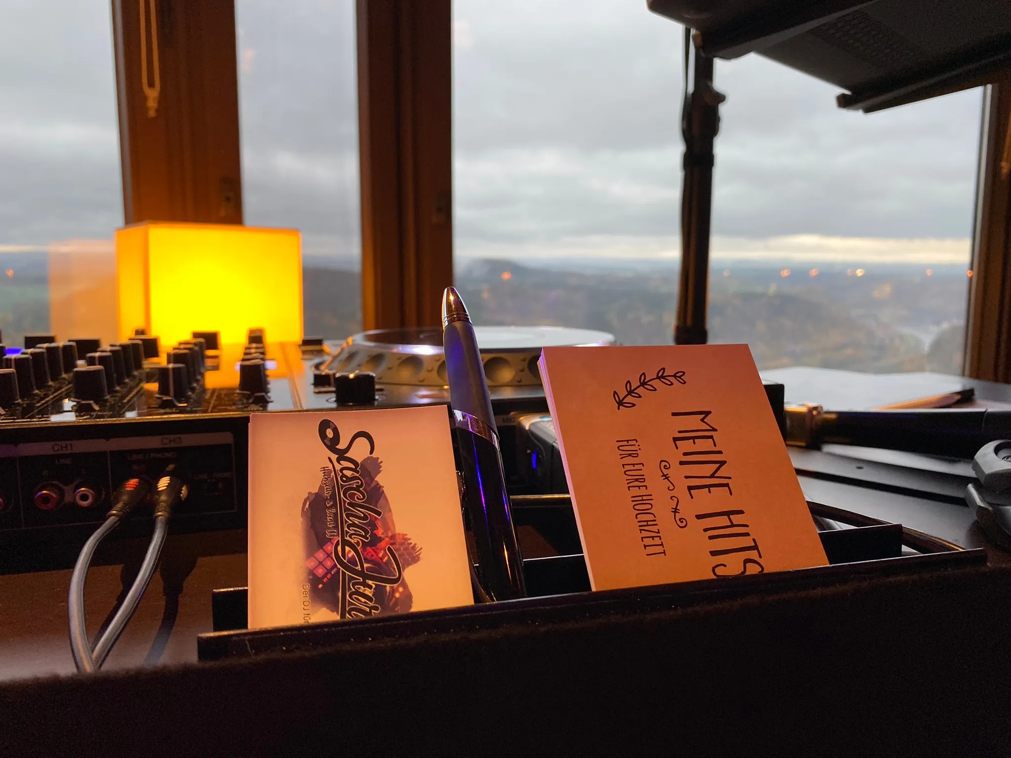 Mischpult mit Musikwunschkarten im Panoramarestaurant Bastei