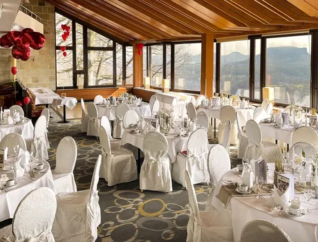 Festlich gedeckter Saal mit Panoramablick