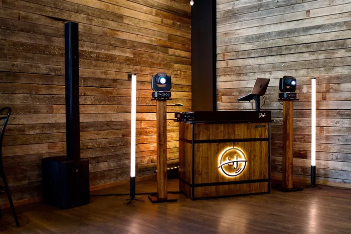 DJ technik aus Holz angepasst auf eine Location in Chemnitz