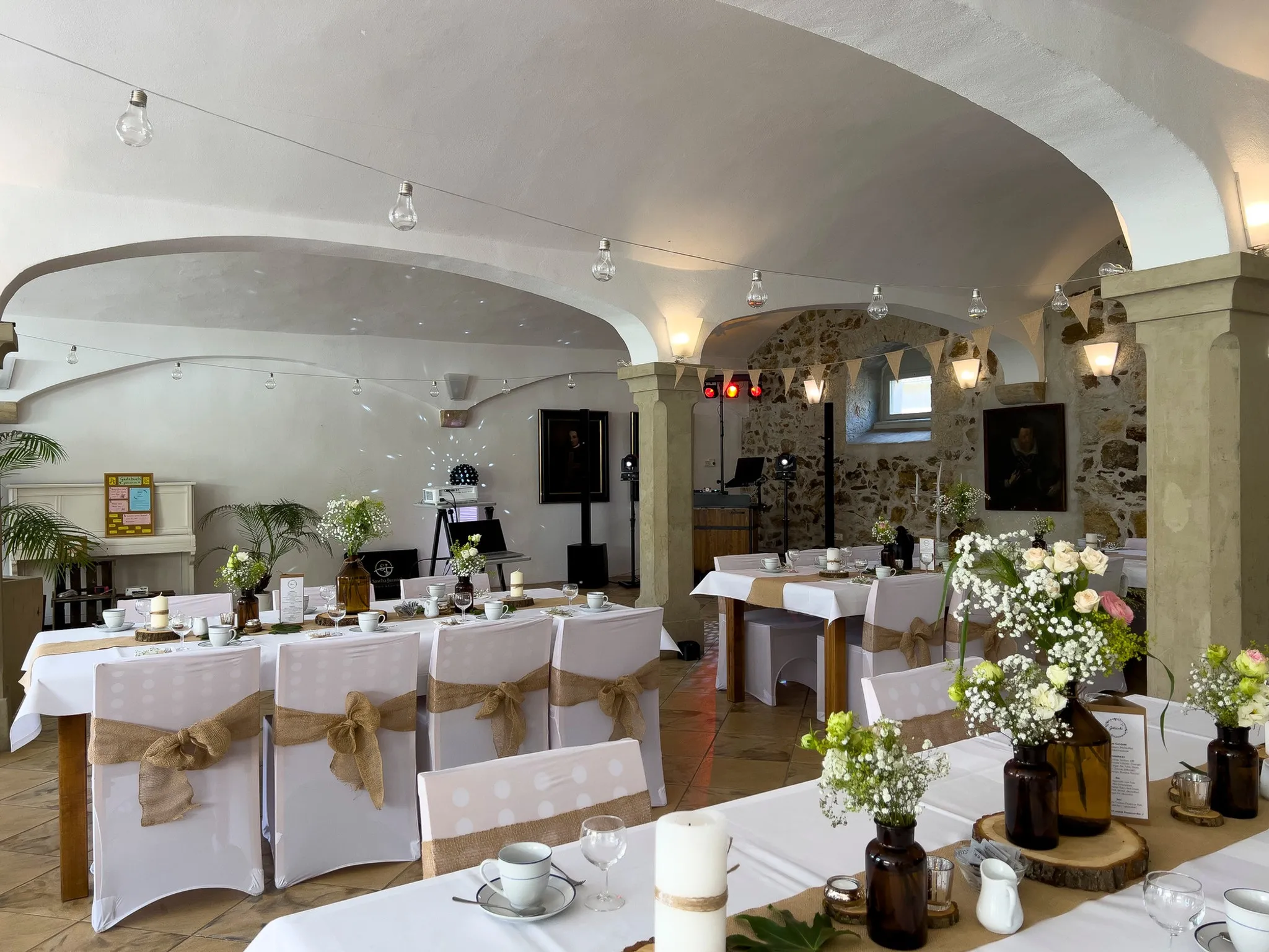 Rittersaal mit Stuhlhussen und Juteschleifen an den Lehnen