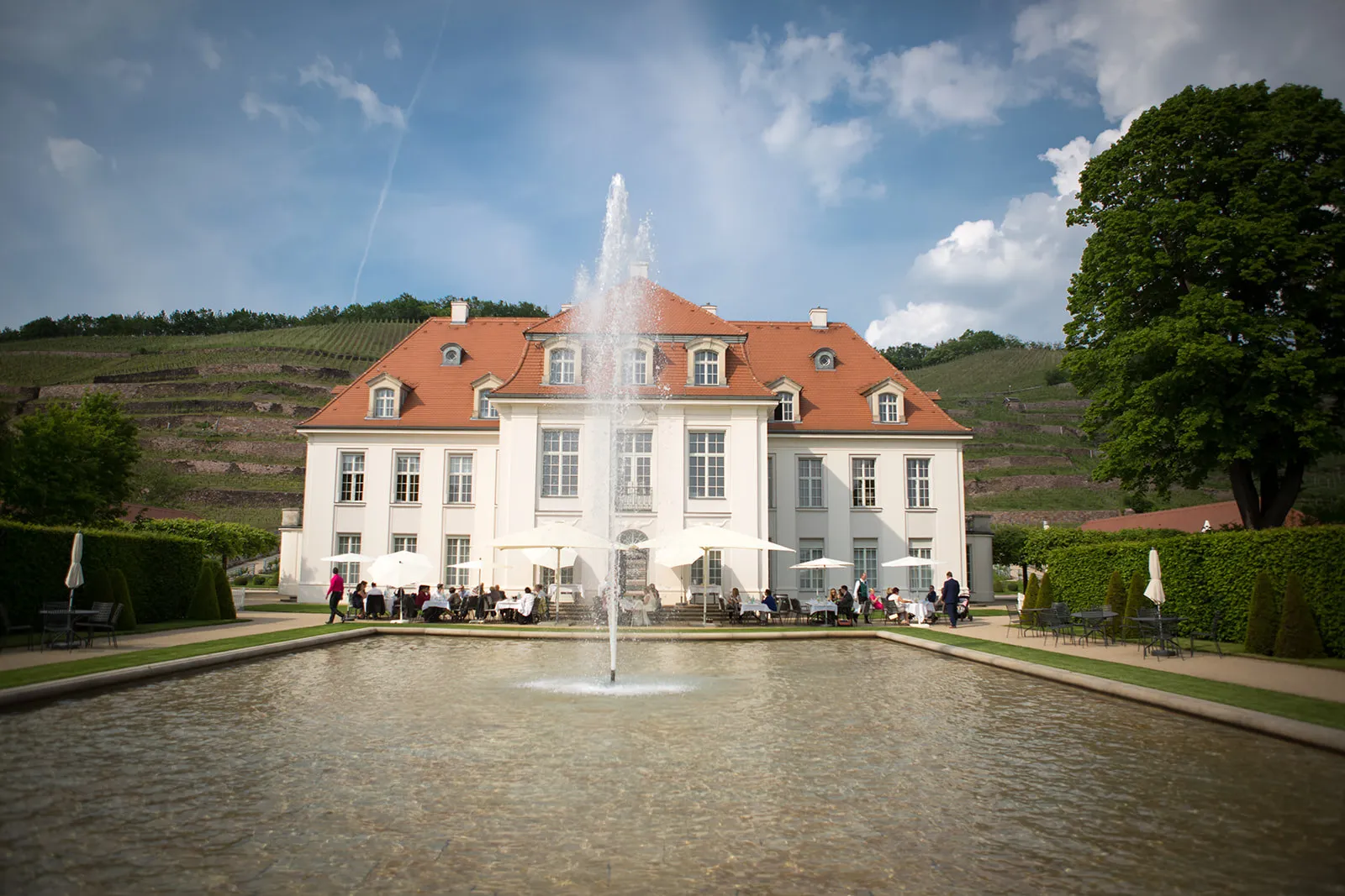 Rückseite des Schloss Wackerbarth mit Brunnen 
