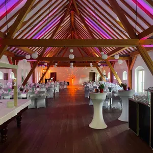 Scheune mit offenem Dachstuhl, Lichterketten und Ambientelicht in Pink und Blau