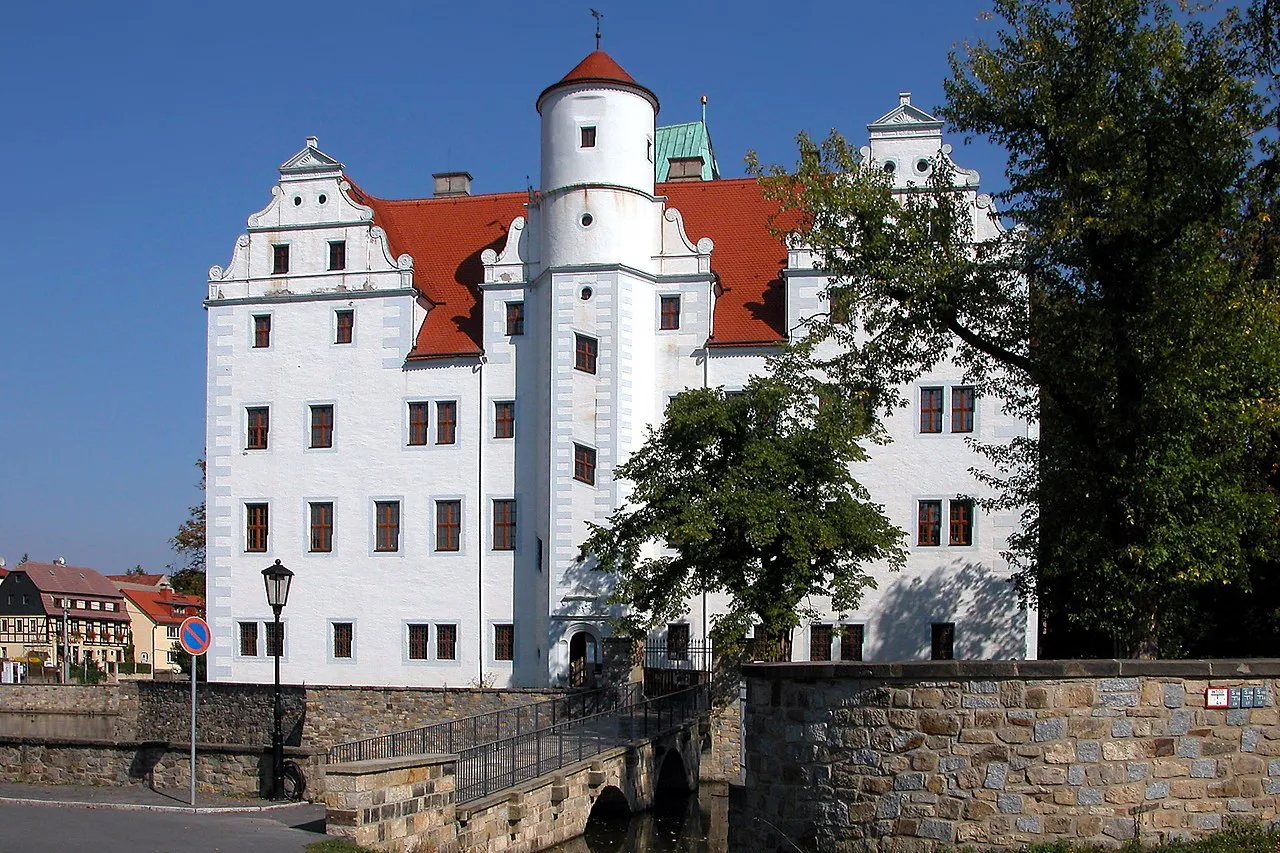 Schloss Schönfeld mit Rundturm und Brücke über den Wassergraben
