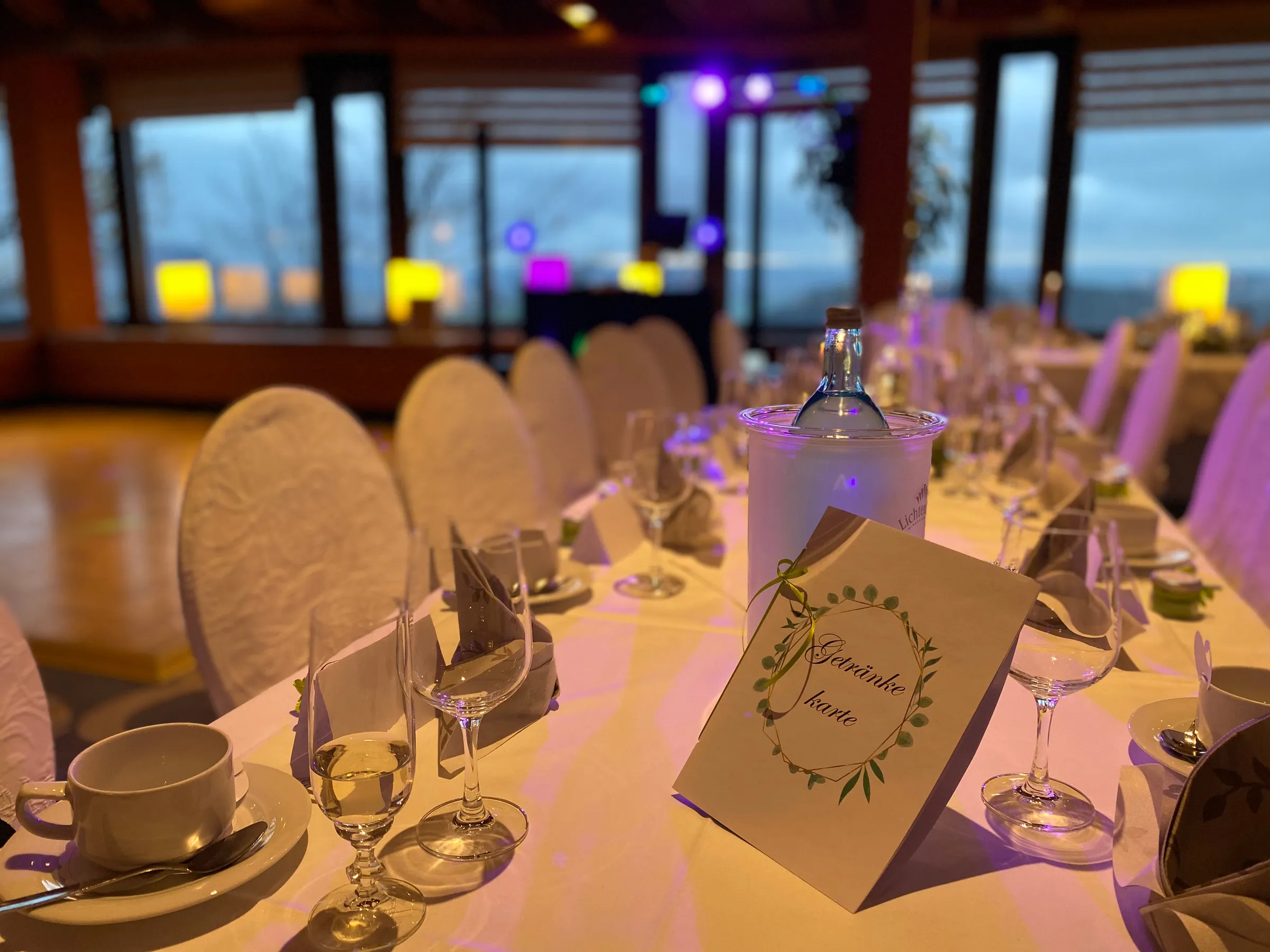 Tafel mit Gläsern und Tassen bei farbiger Beleuchtung
