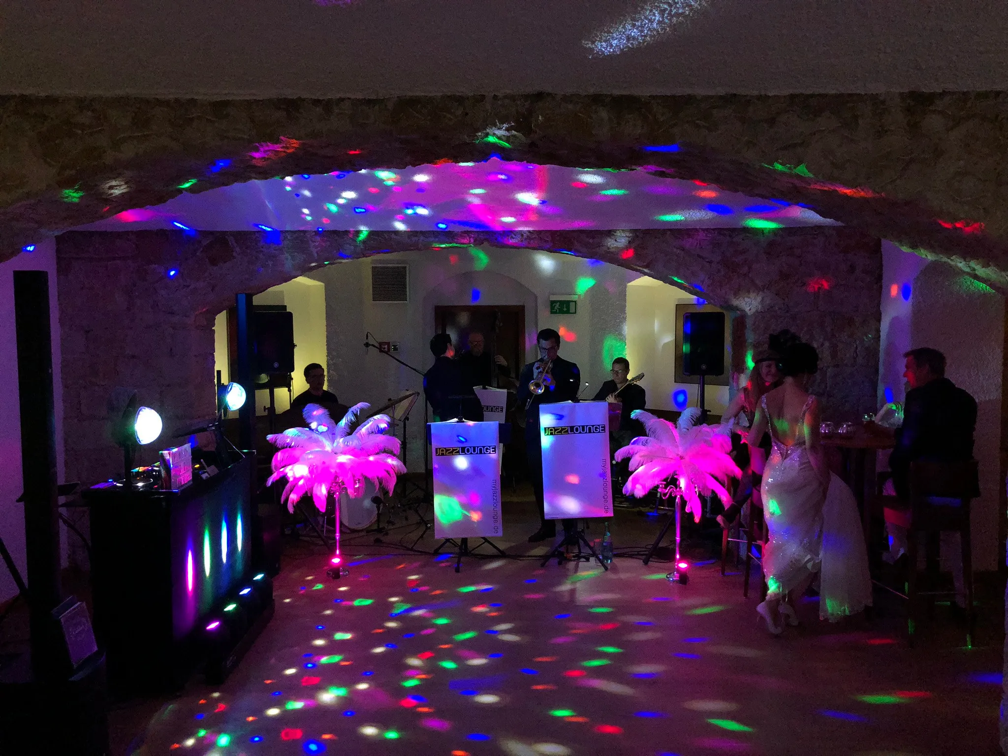 Tanzfläche im Gewölbekeller des Schloss Eckberg mit Lichtpunkten