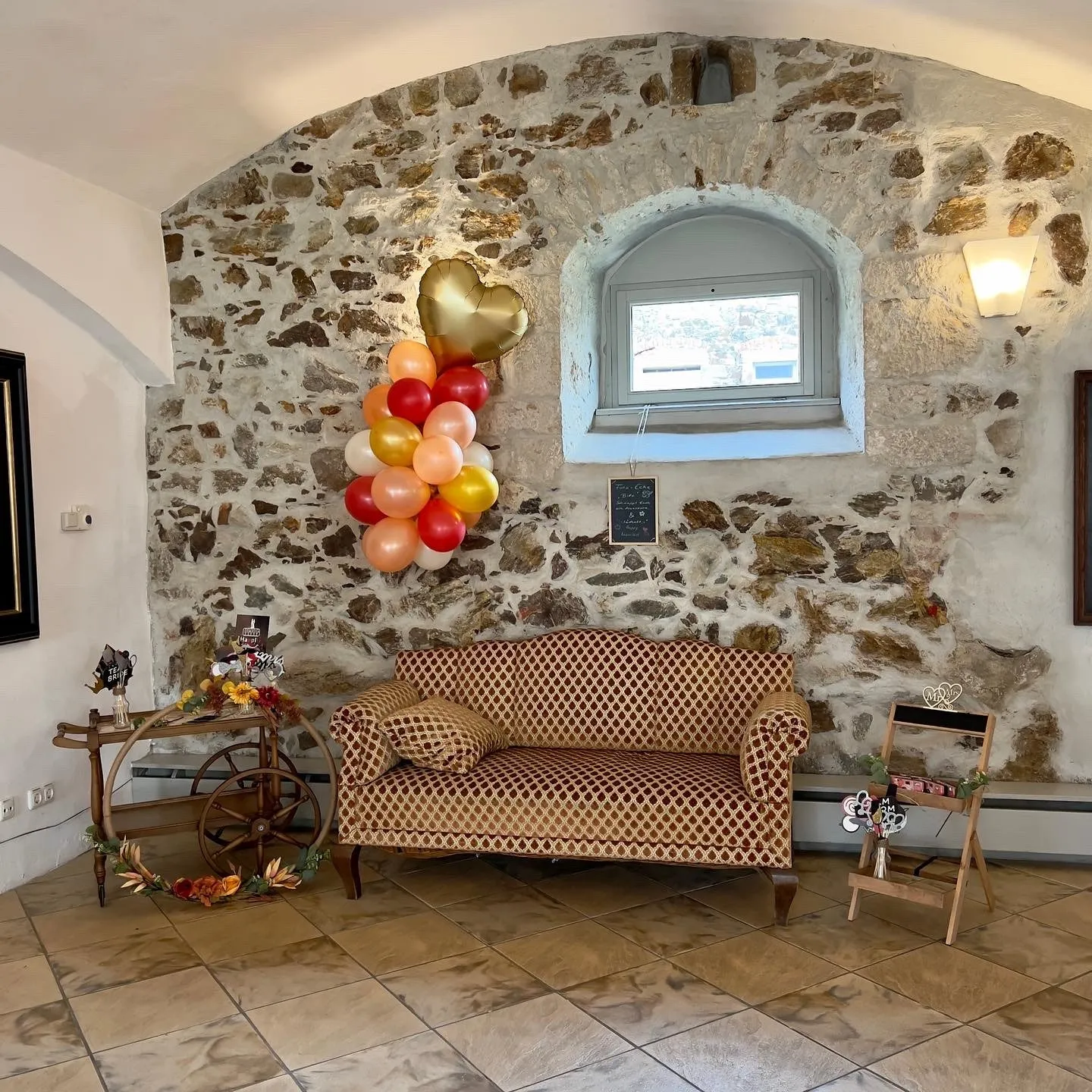 Vintage-Sofa und Deko-Requisiten im Rittergut Limbach