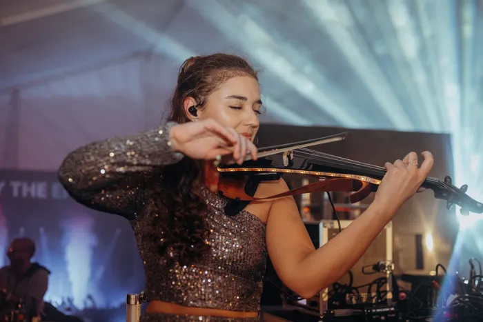 Violine mit DJ zur Party